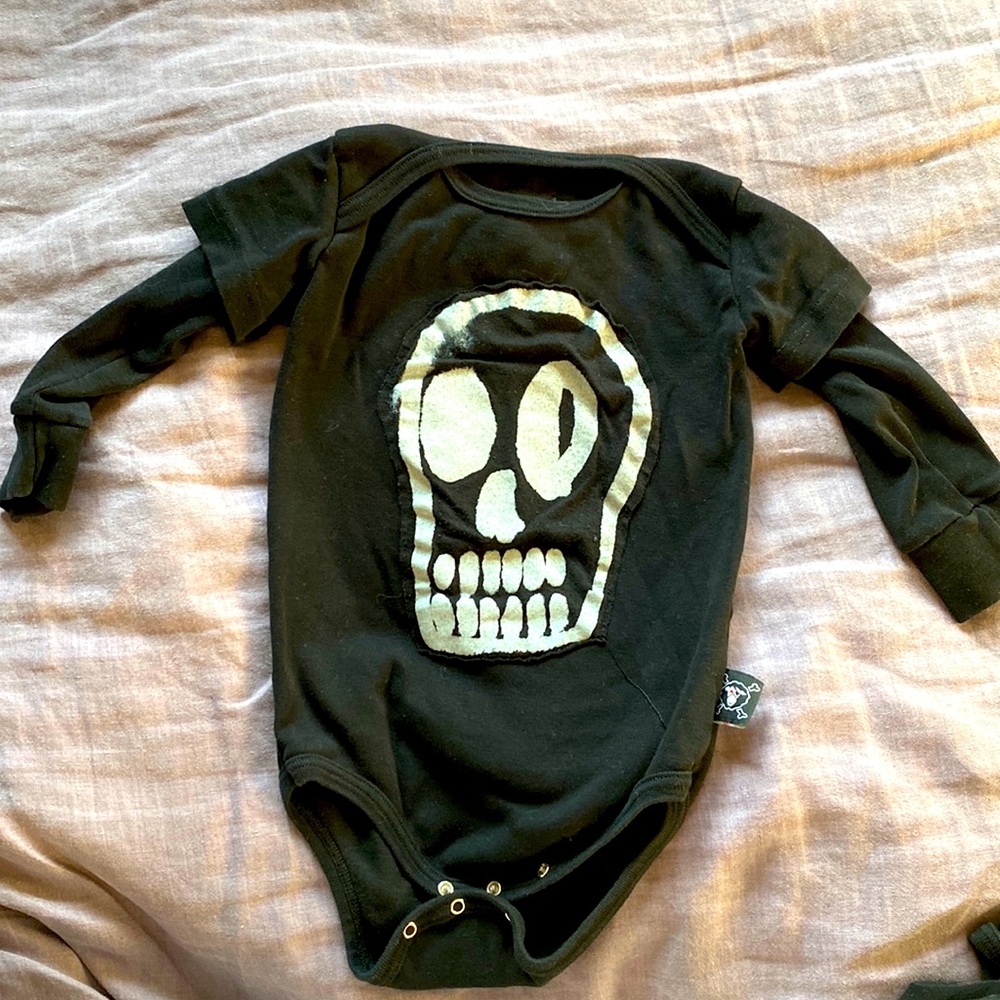 Nununu 12-18 skull onesie